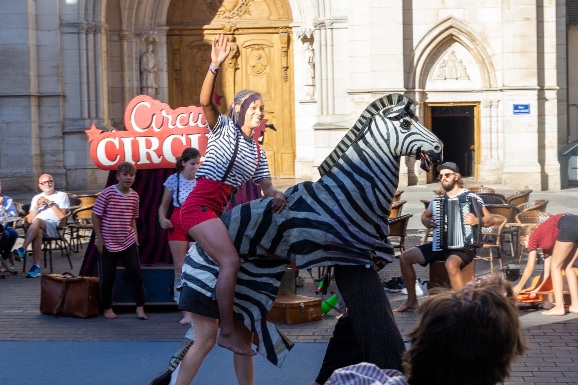 Auftritt Eine Artsitin reitet auf einer Zebra Figur.