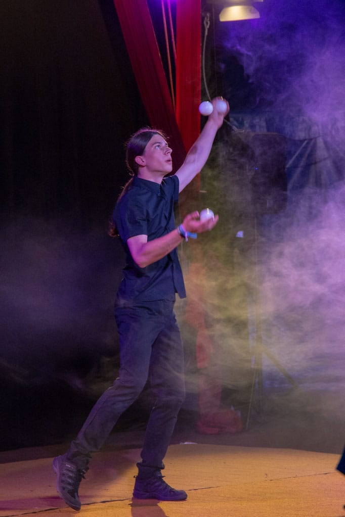 Junge jongliert mit drei  Bällen