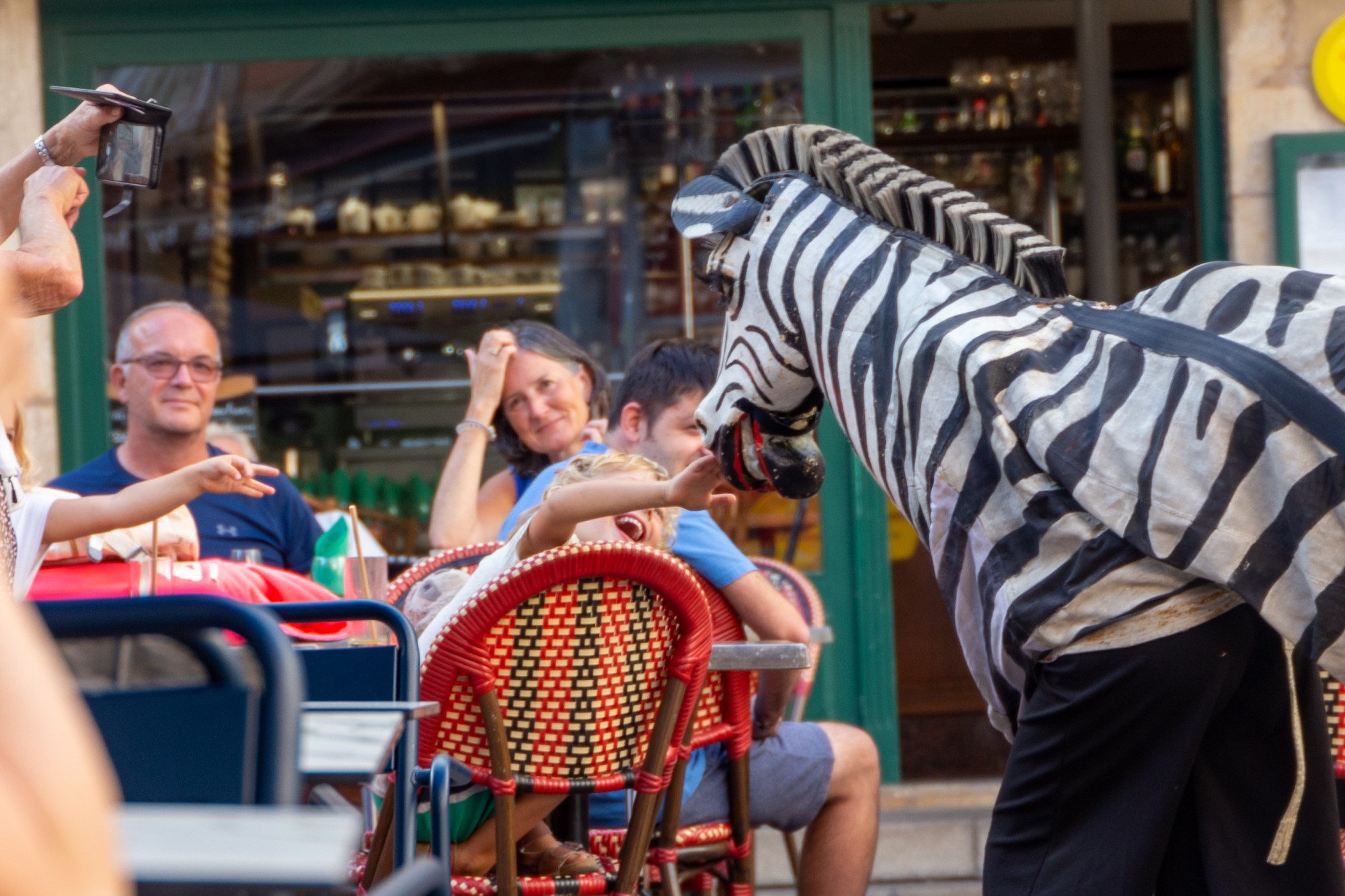 Auftritt das Zebra wird von Kindern im Publikum gestreichel. Im Kostün stechem zwei Artistinnen