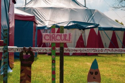 Die Circuszelte des Circus Circuli auf dem Stadtteilbauernhof.